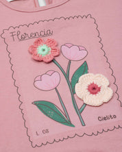 Conjunto camiseta rosa con flores y pantalón blanco en tejido rib para niñas
