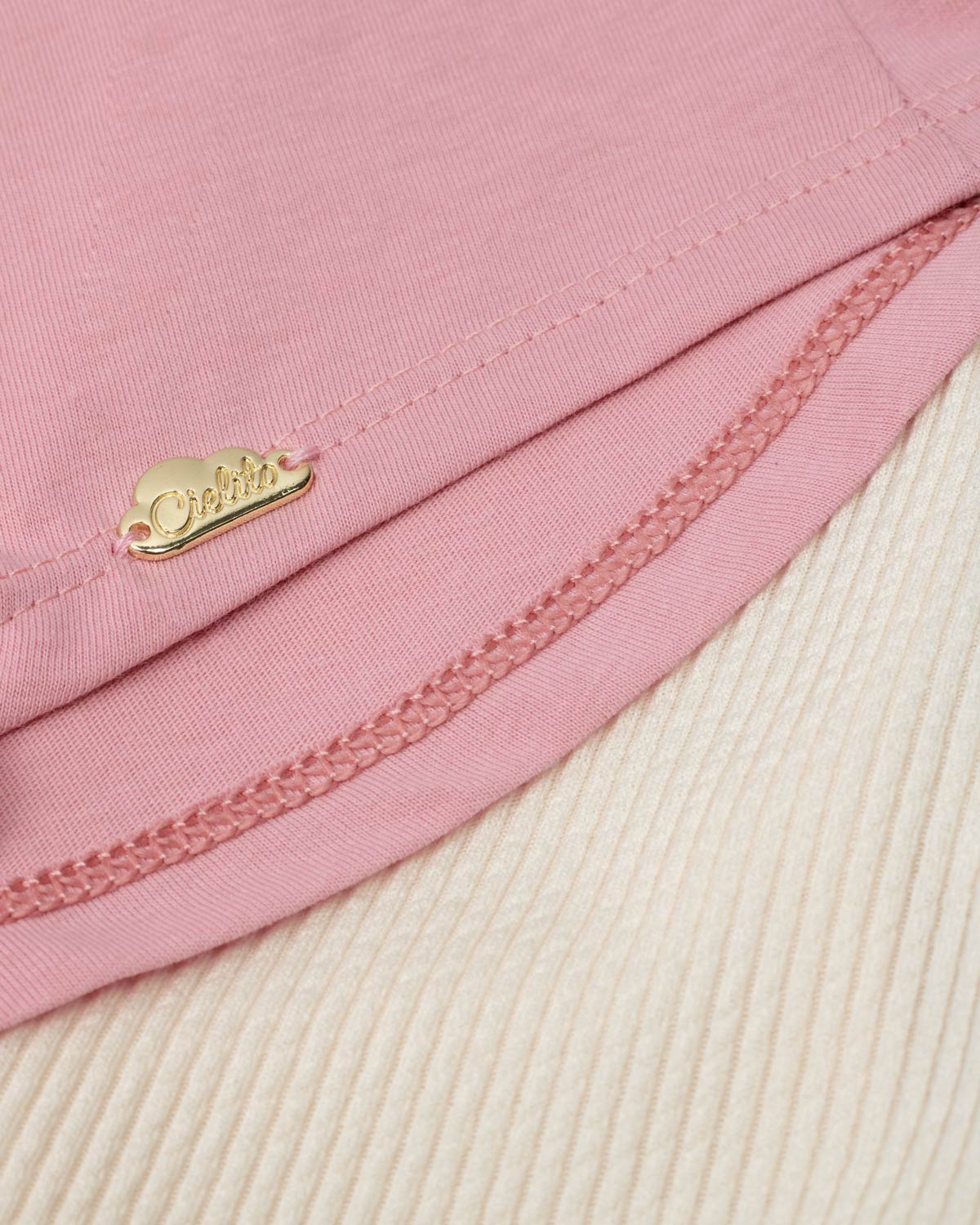 Conjunto camiseta rosa con flores y pantalón blanco en tejido rib para niñas