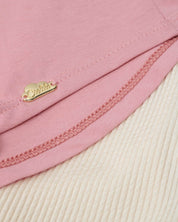 Conjunto camiseta rosa con flores y pantalón blanco en tejido rib para niñas