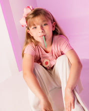 Conjunto camiseta rosa con flores y pantalón blanco en tejido rib para niñas