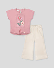 Conjunto camiseta rosa con flores y pantalón blanco en tejido rib para niñas