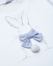Conjunto blusa blanca de conejito y short de líneas azules con cinturón para niña