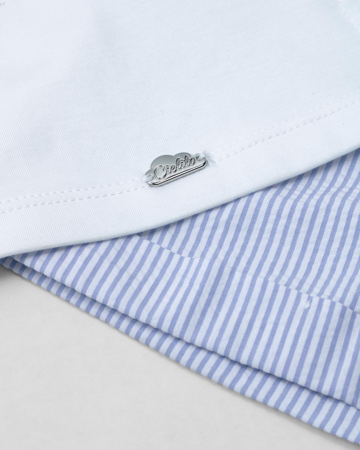 Conjunto blusa blanca de conejito y short de líneas azules con cinturón para niña