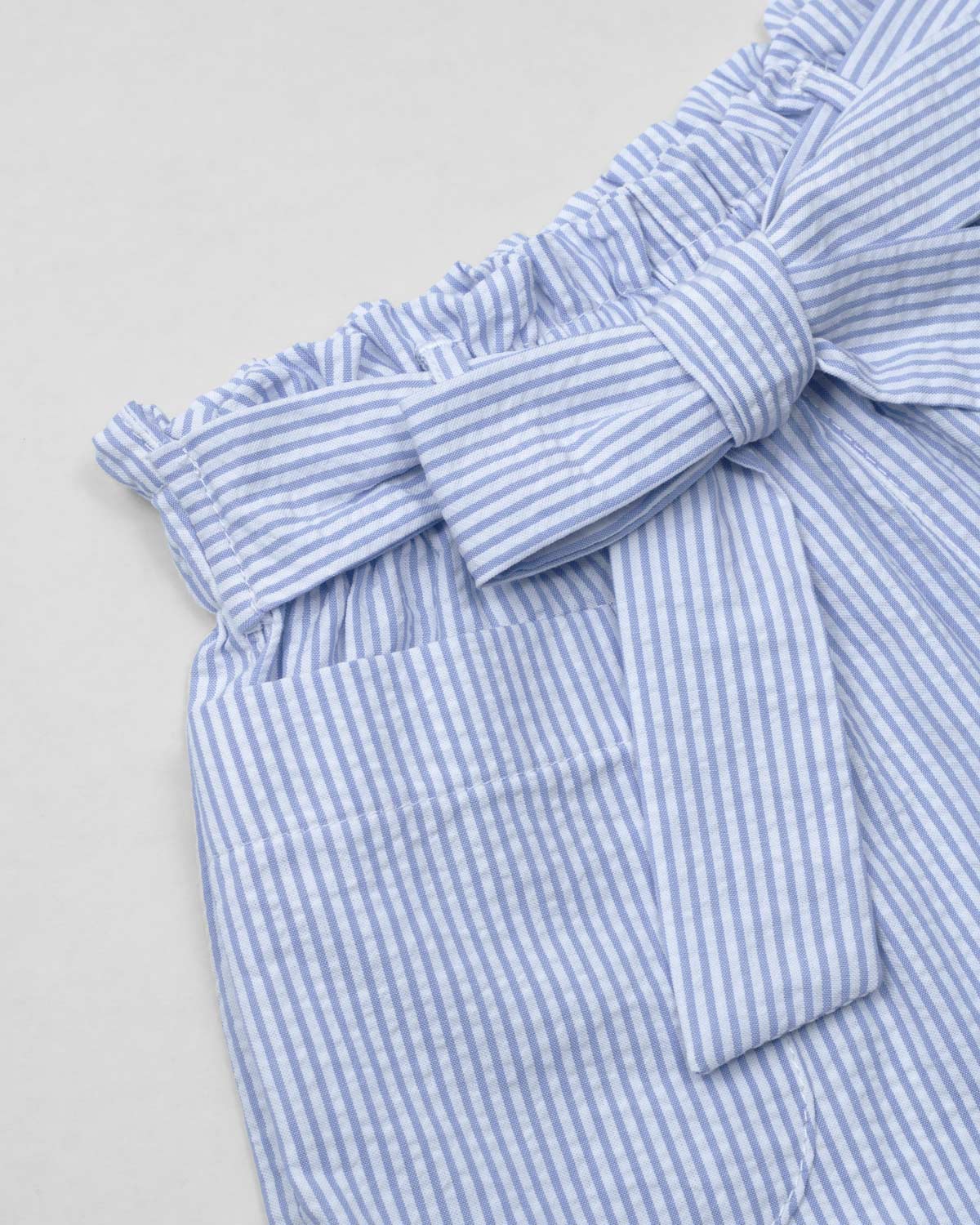 Conjunto blusa blanca de conejito y short de líneas azules con cinturón para niña