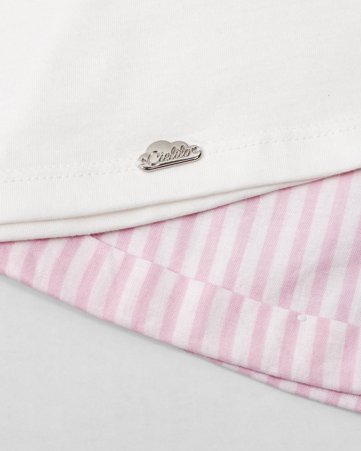Conjunto blusa blanca de conejito y short de líneas rosas con cinturón para niña