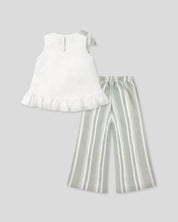 Conjunto blusa blanca de bolero cruzado con moño y pantalón verde en lino para niña