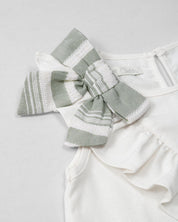 Conjunto blusa blanca de bolero cruzado con moño y pantalón verde en lino para niña