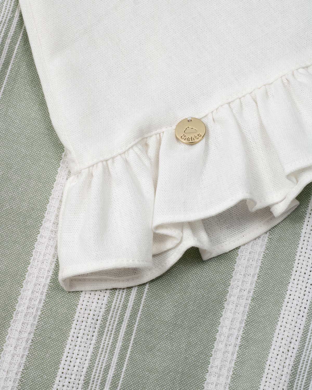 Conjunto blusa blanca de bolero cruzado con moño y pantalón verde en lino para niña