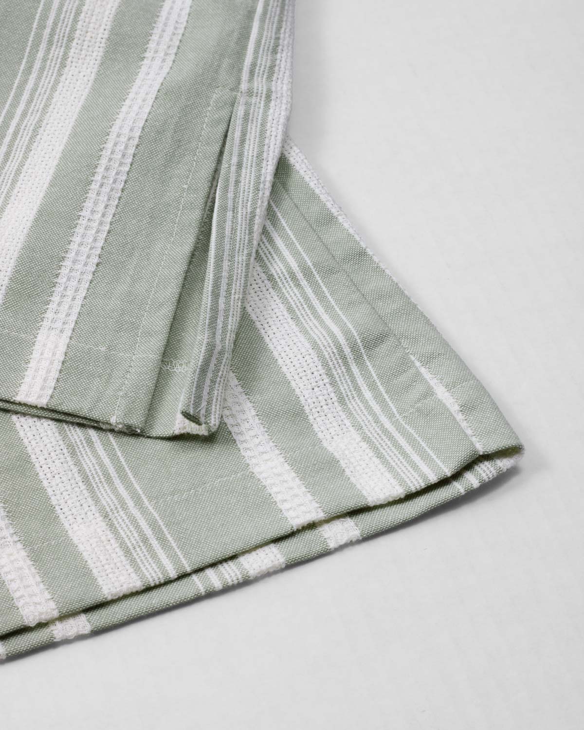 Conjunto blusa blanca de bolero cruzado con moño y pantalón verde en lino para niña