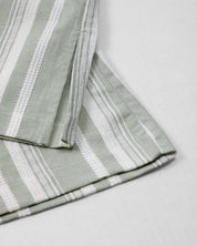 Conjunto blusa blanca de bolero cruzado con moño y pantalón verde en lino para niña