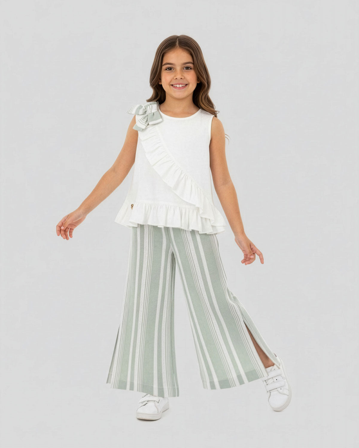 Conjunto blusa blanca de bolero cruzado con moño y pantalón verde en lino para niña