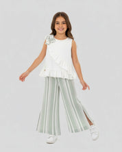 Conjunto blusa blanca de bolero cruzado con moño y pantalón verde en lino para niña