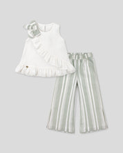 Conjunto blusa blanca de bolero cruzado con moño y pantalón verde en lino para niña