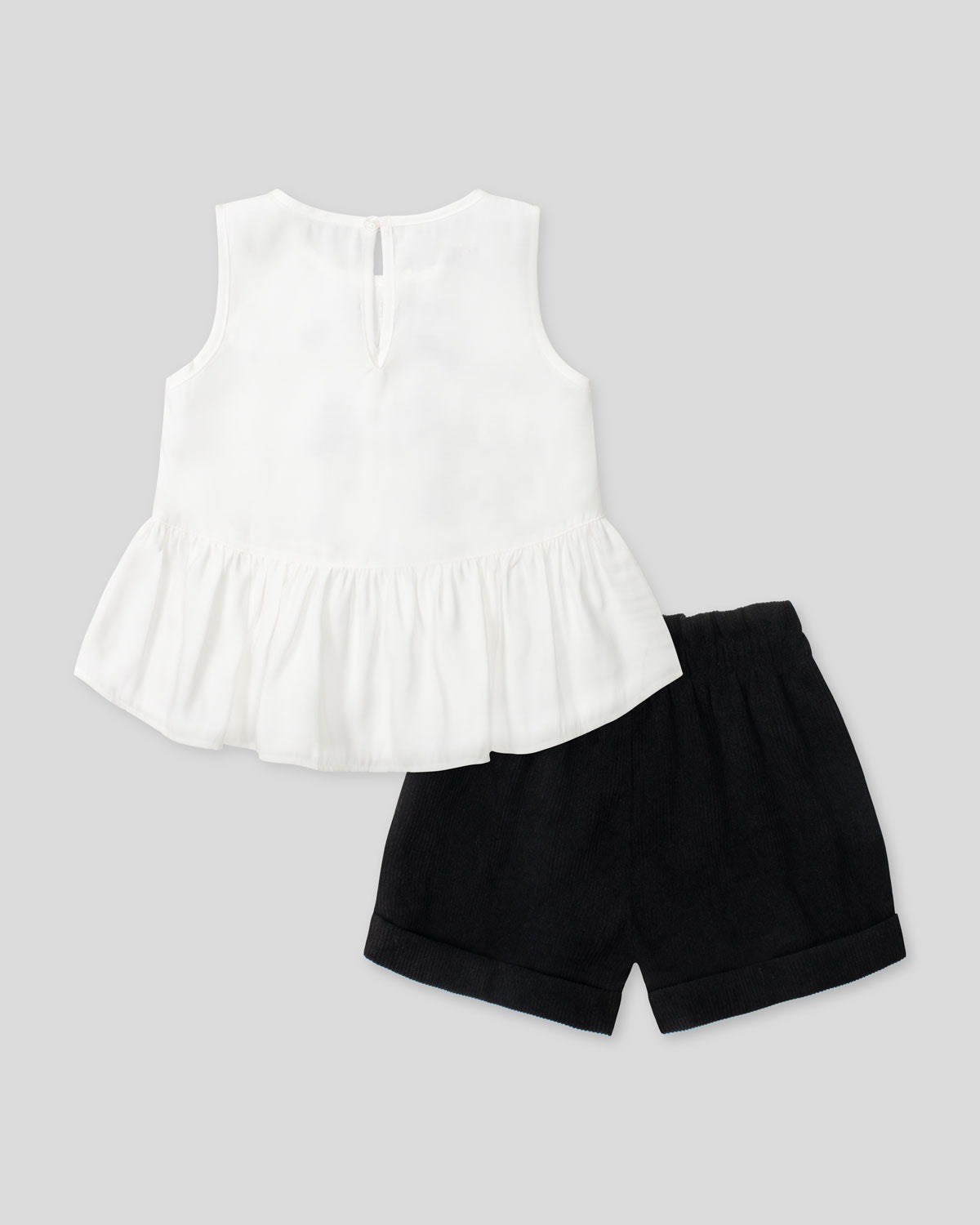 Conjunto blusa blanca con moñitos, bolero y short negro para niña