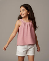 Conjunto blusa rosa de tiras con botones y short blanco para niña
