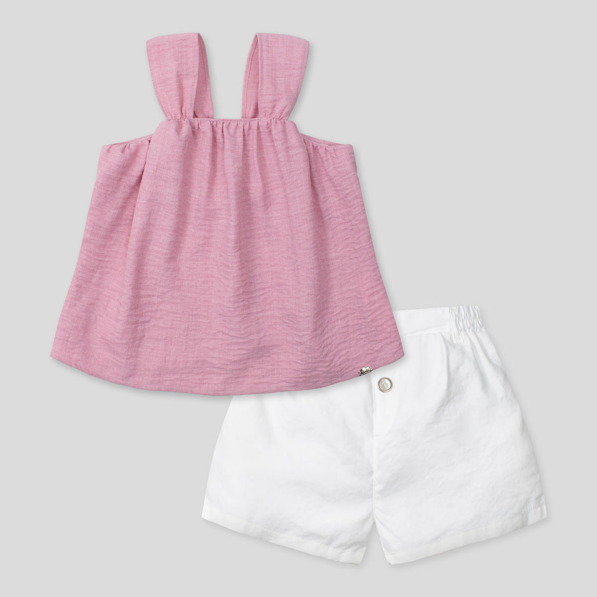 Conjunto blusa rosa de tiras con botones y short blanco para niña