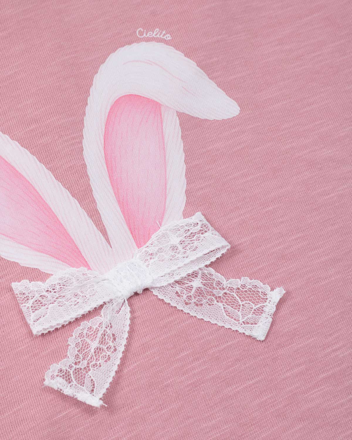 Conjunto camiseta rosa con estampado de conejo y falda short blanca para niña