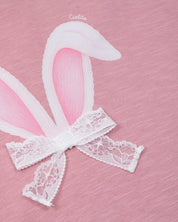 Conjunto camiseta rosa con estampado de conejo y falda short blanca para niña