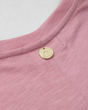 Conjunto camiseta rosa con estampado de conejo y falda short blanca para niña