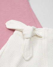 Conjunto camiseta rosa con estampado de conejo y falda short blanca para niña