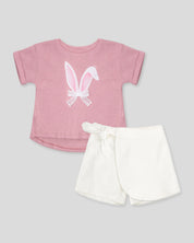 Conjunto camiseta rosa con estampado de conejo y falda short blanca para niña
