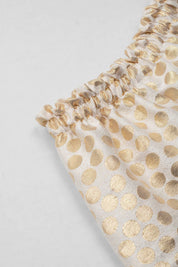 Conjunto blusa blanca en satín con moño y short de puntos dorados para niña