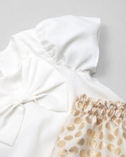 Conjunto blusa blanca en satín con moño y short de puntos dorados para niña