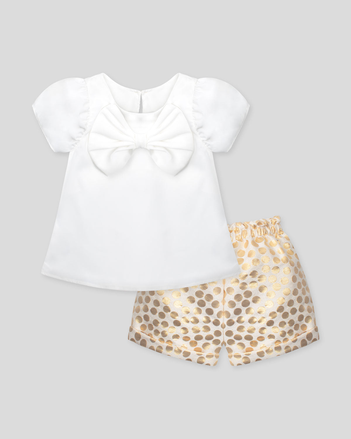 Conjunto blusa blanca en satín con moño y short de puntos dorados para niña