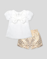Conjunto blusa blanca en satín con moño y short de puntos dorados para niña