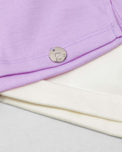 Conjunto blusa lila con estampado de perrito y short blanco para niña