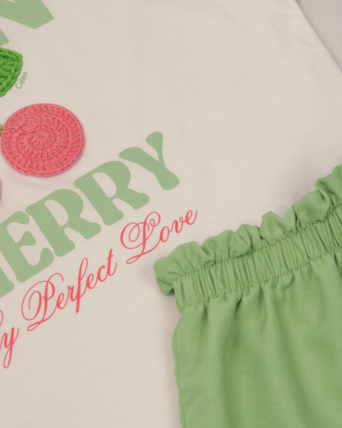 Conjunto camiseta blanca con estampado ''Mon Cherry'' y short verde manzana para niña