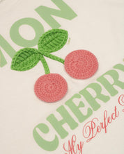 Conjunto camiseta blanca con estampado ''Mon Cherry'' y short verde manzana para niña