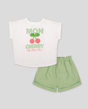 Conjunto camiseta blanca con estampado ''Mon Cherry'' y short verde manzana para niña