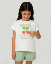 Conjunto camiseta blanca con estampado "Mon Cherry" y short verde para niña
