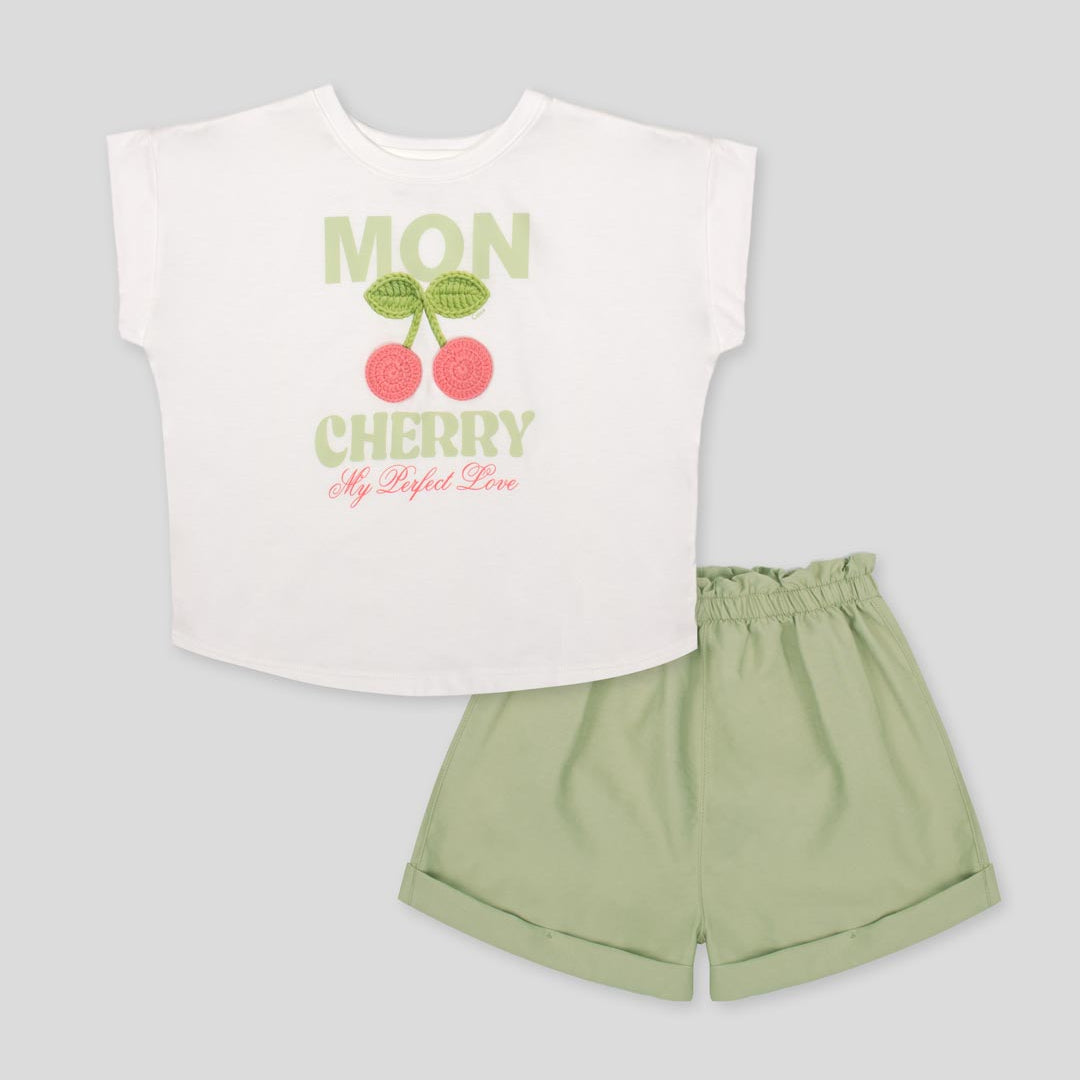 Conjunto camiseta blanca con estampado "Mon Cherry" y short verde para niña