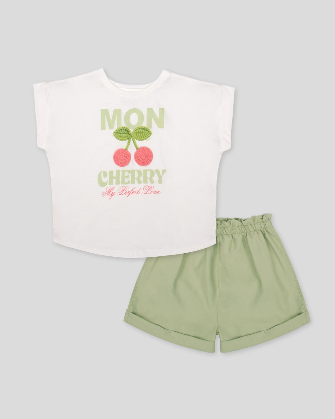 Conjunto camiseta blanca con estampado "Mon Cherry" y short verde para niña