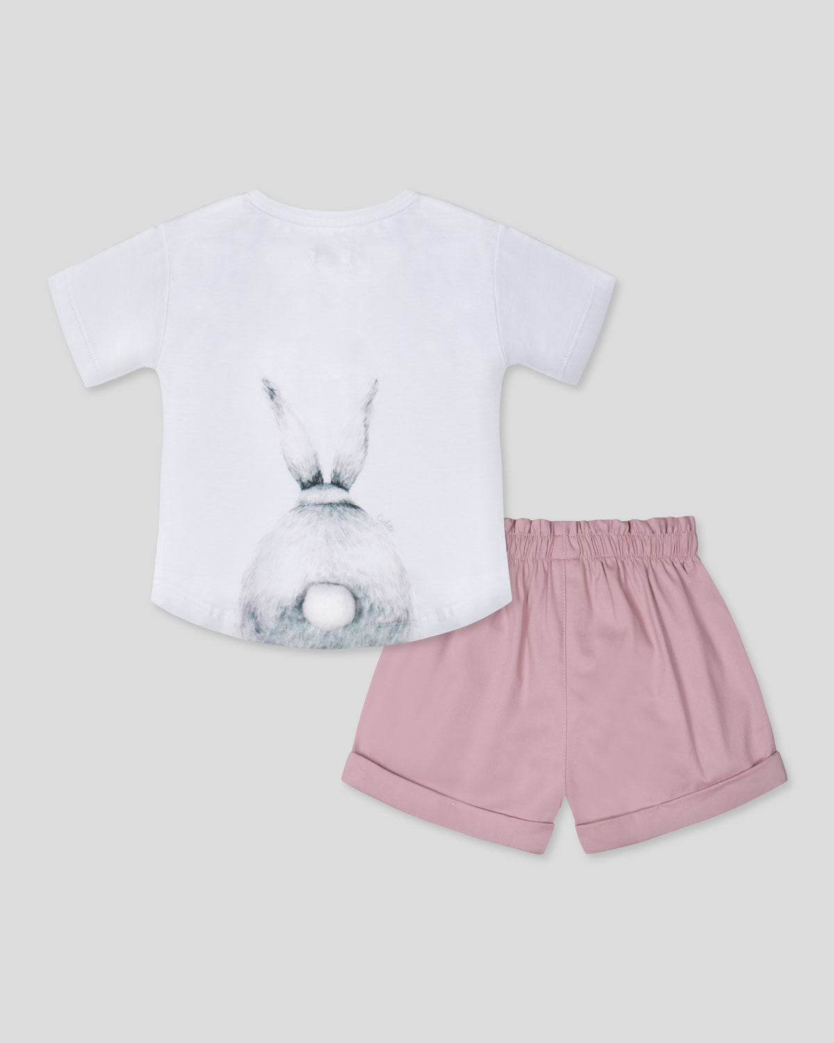Conjunto blusa blanca con bolsillo, estampado en espalda de conejo y short rosa para niña