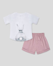 Conjunto blusa blanca con bolsillo, estampado en espalda de conejo y short rosa para niña