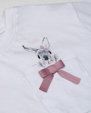 Conjunto blusa blanca con bolsillo, estampado en espalda de conejo y short rosa para niña