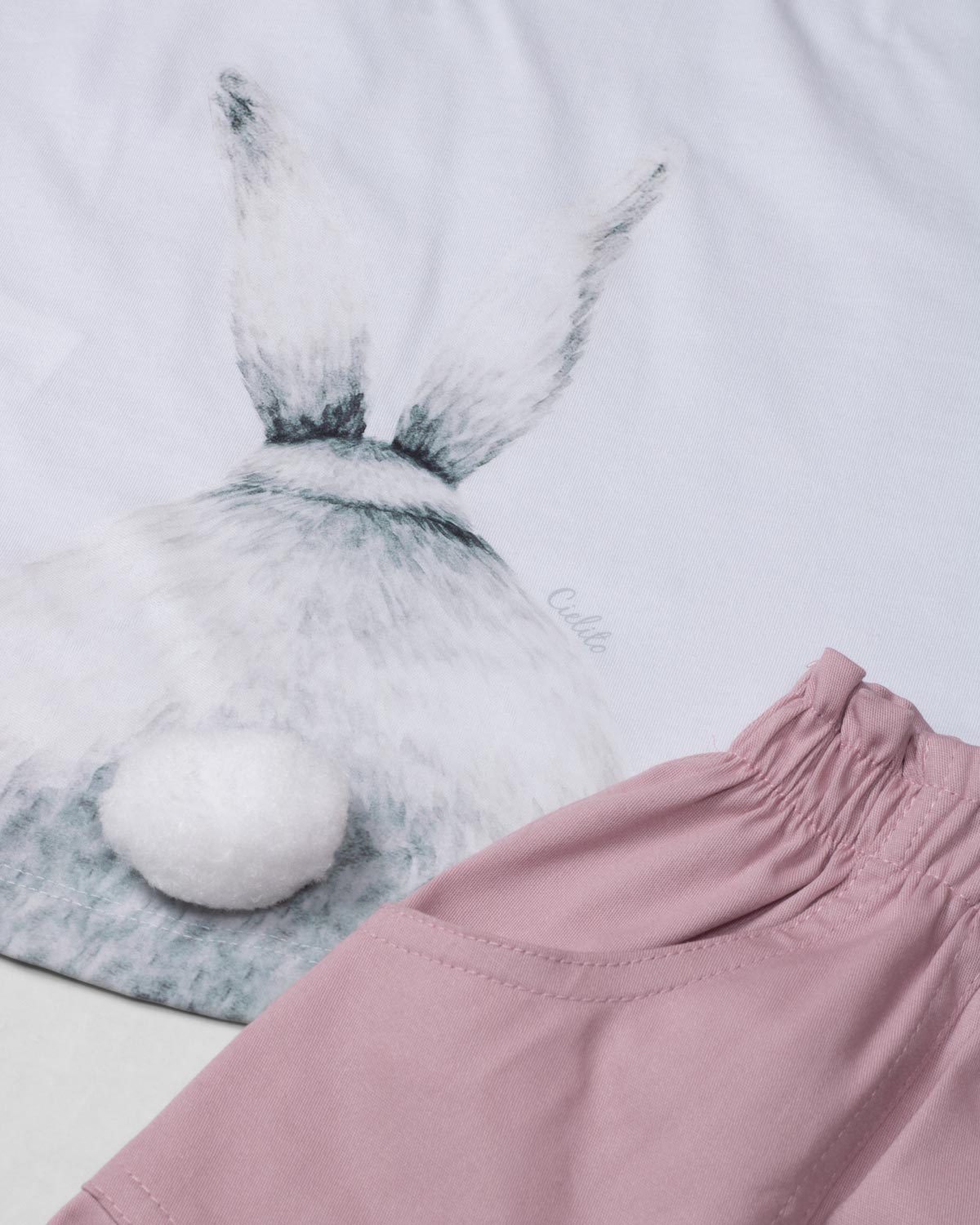 Conjunto blusa blanca con bolsillo, estampado en espalda de conejo y short rosa para niña