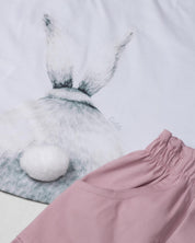 Conjunto blusa blanca con bolsillo, estampado en espalda de conejo y short rosa para niña
