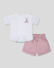 Conjunto blusa blanca con bolsillo, estampado en espalda de conejo y short rosa para niña
