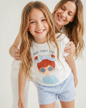 Conjunto blusa blanca con estampado moño  y short azul para niña