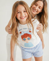 Conjunto blusa blanca con estampado moño  y short azul para niña