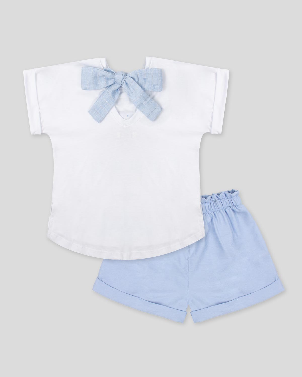 Conjunto blusa blanca con estampado moño  y short azul para niña