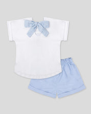 Conjunto blusa blanca con estampado moño  y short azul para niña