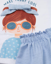 Conjunto blusa blanca con estampado moño  y short azul para niña