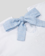 Conjunto blusa blanca con estampado moño  y short azul para niña