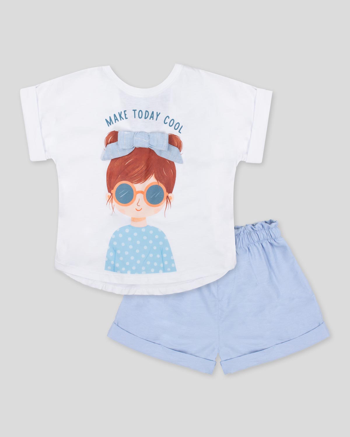 Conjunto blusa blanca con estampado moño  y short azul para niña
