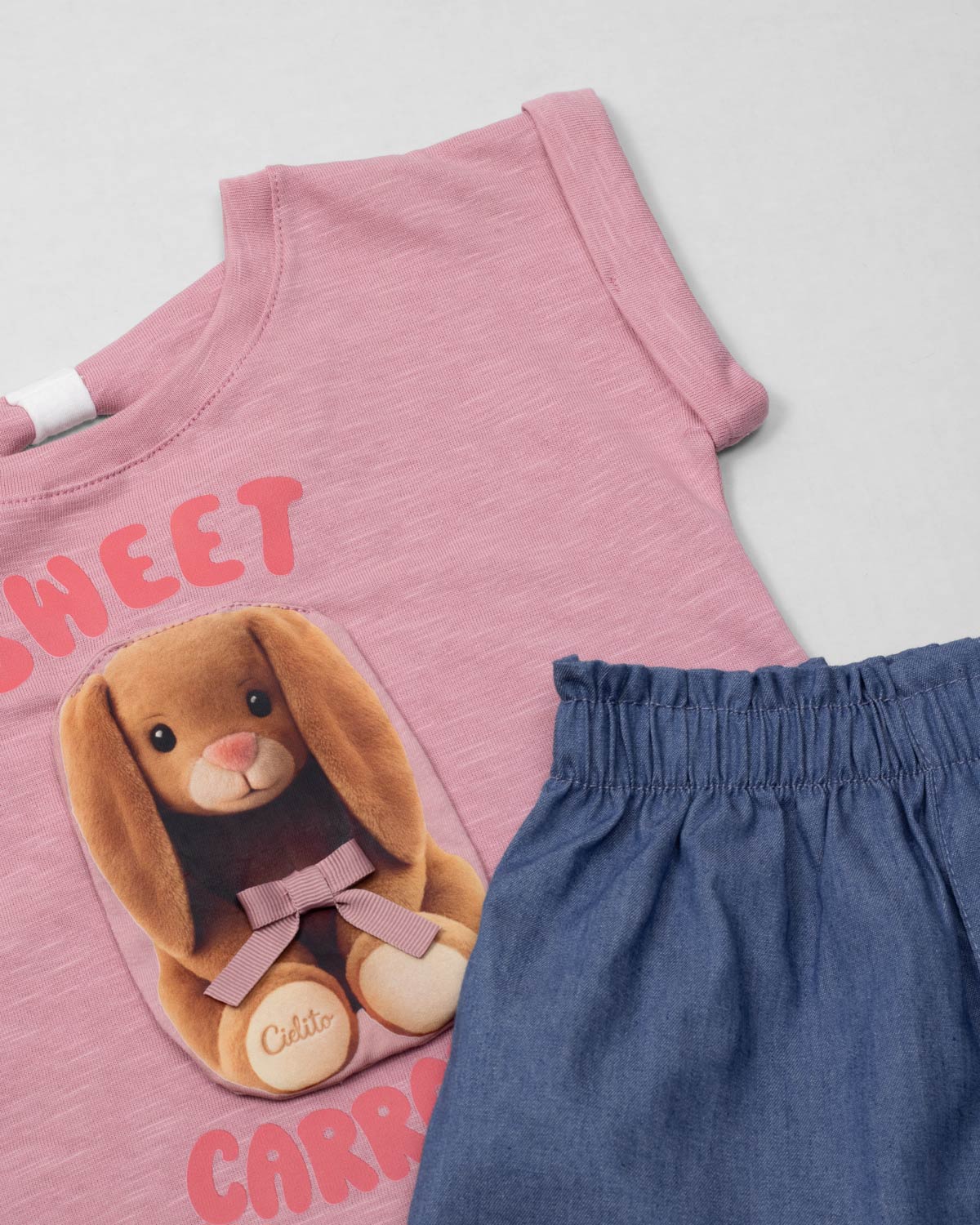 Conjunto blusa rosa con estampado de conejo y short azul para niña